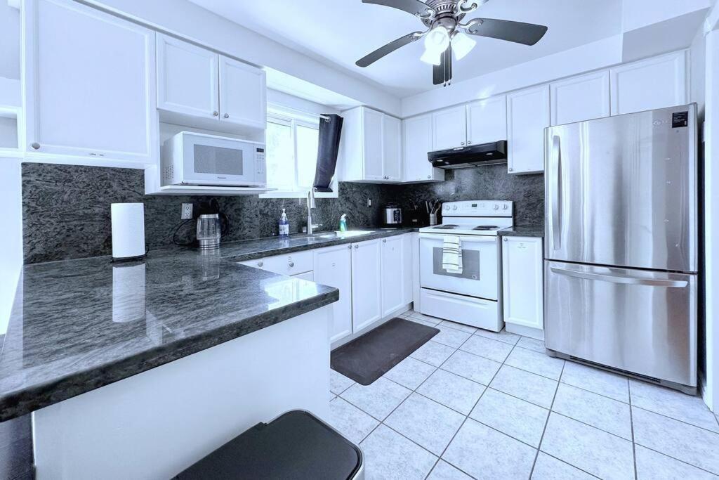 Neighborhood Friendly House In Barrie!别墅 外观 照片